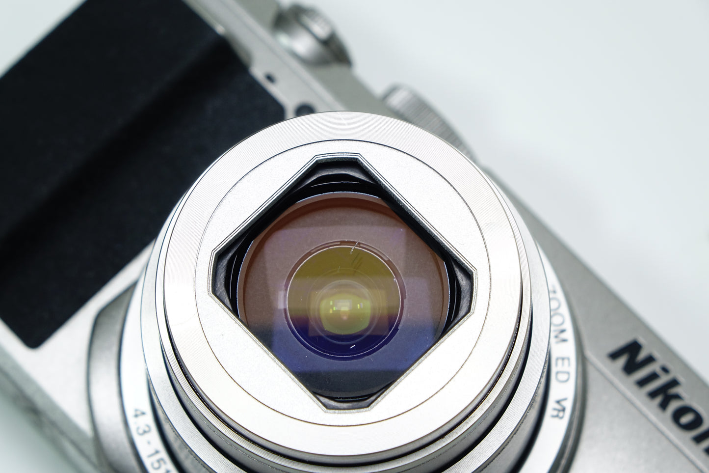 NIKON Coolpix A900 Silver Fotocamera Compatta 20MP 4K ZOOM 35X - Garanzia 12 mesi