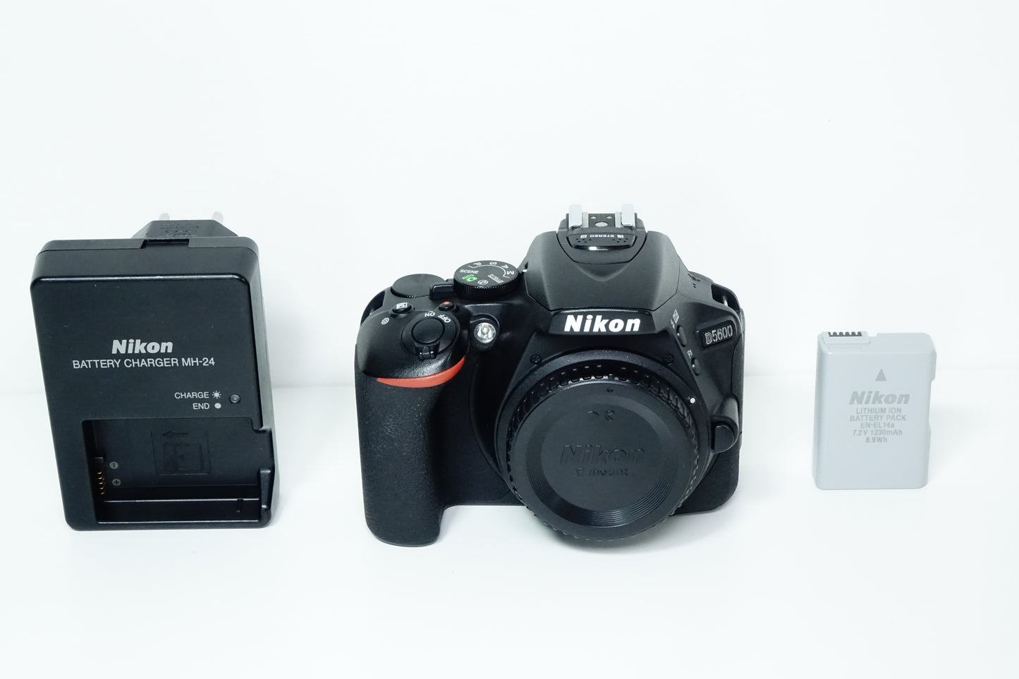 Nikon D5600 Reflex DSLR Corpo Body - 7098 SCATTI - Garanzia 12 mesi