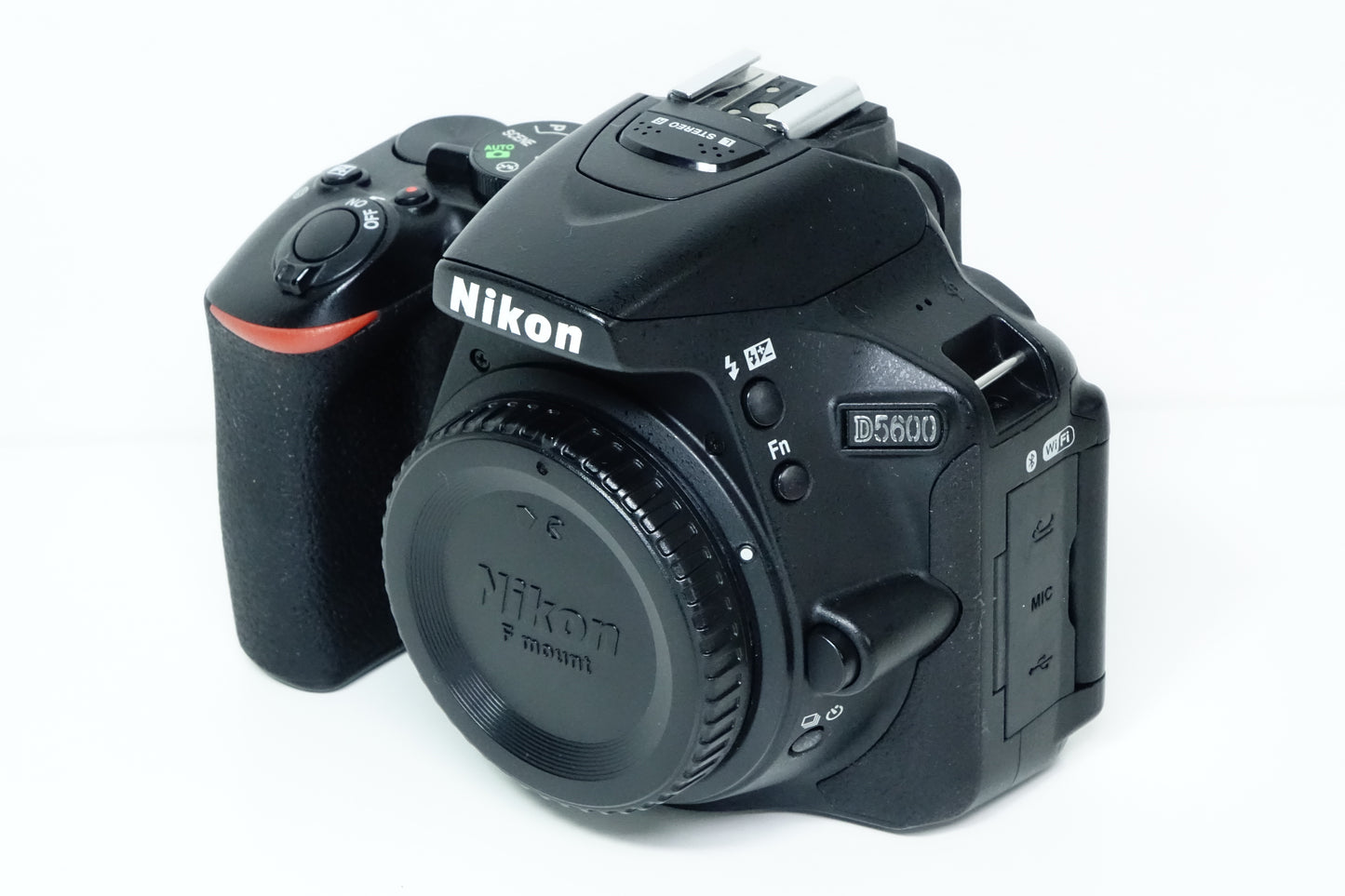 Nikon D5600 Reflex DSLR Corpo Body - 7098 SCATTI - Garanzia 12 mesi