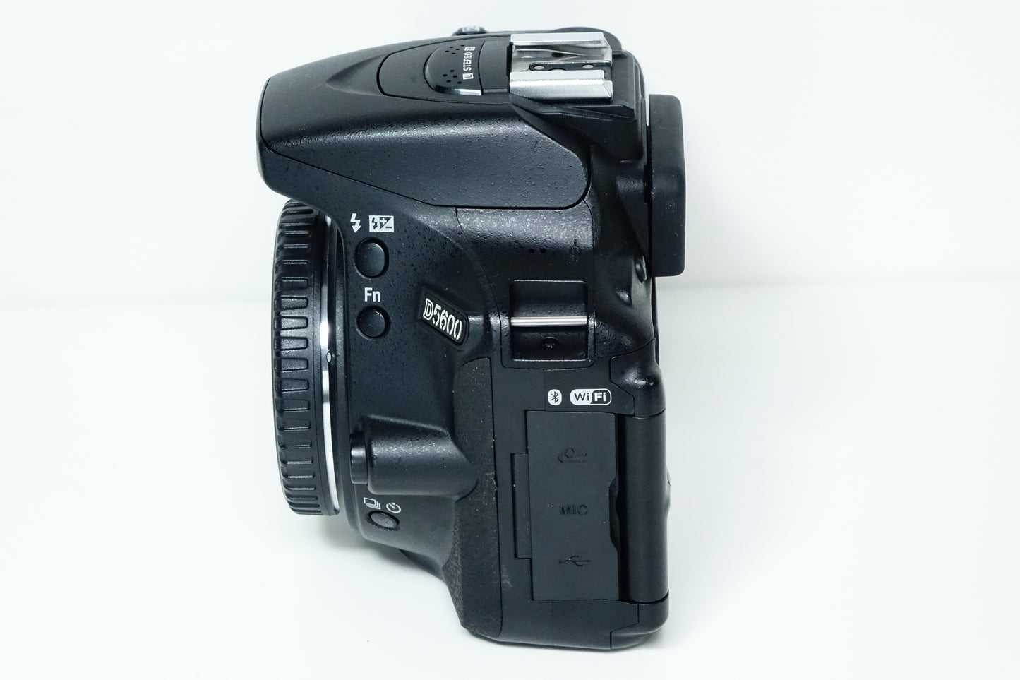 Nikon D5600 Reflex DSLR Corpo Body - 7098 SCATTI - Garanzia 12 mesi