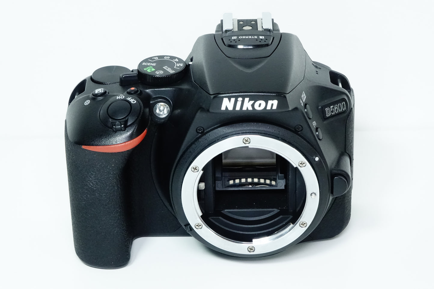 Nikon D5600 Reflex DSLR Corpo Body - 7098 SCATTI - Garanzia 12 mesi