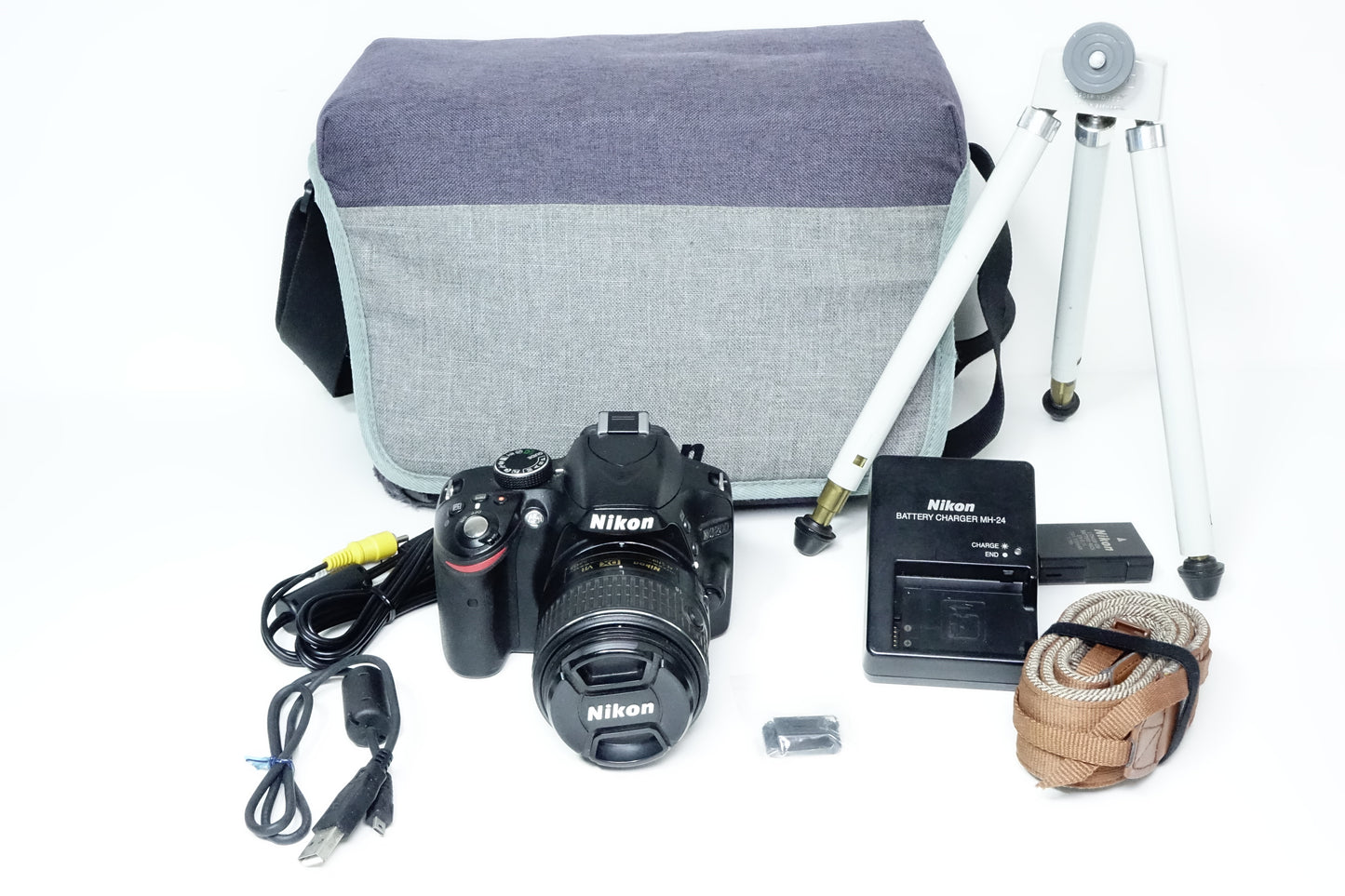 Nikon D3200 Obiettivo Nikkor 18-55mm G VR II + BORSA, Treppiedi - Garanzia 12 mesi