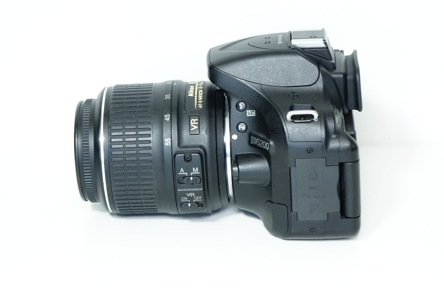 Nikon D5200 Obiettivo 18-55mm G VR + BORSA - 18285 SCATTI - Garanzia 12 mesi