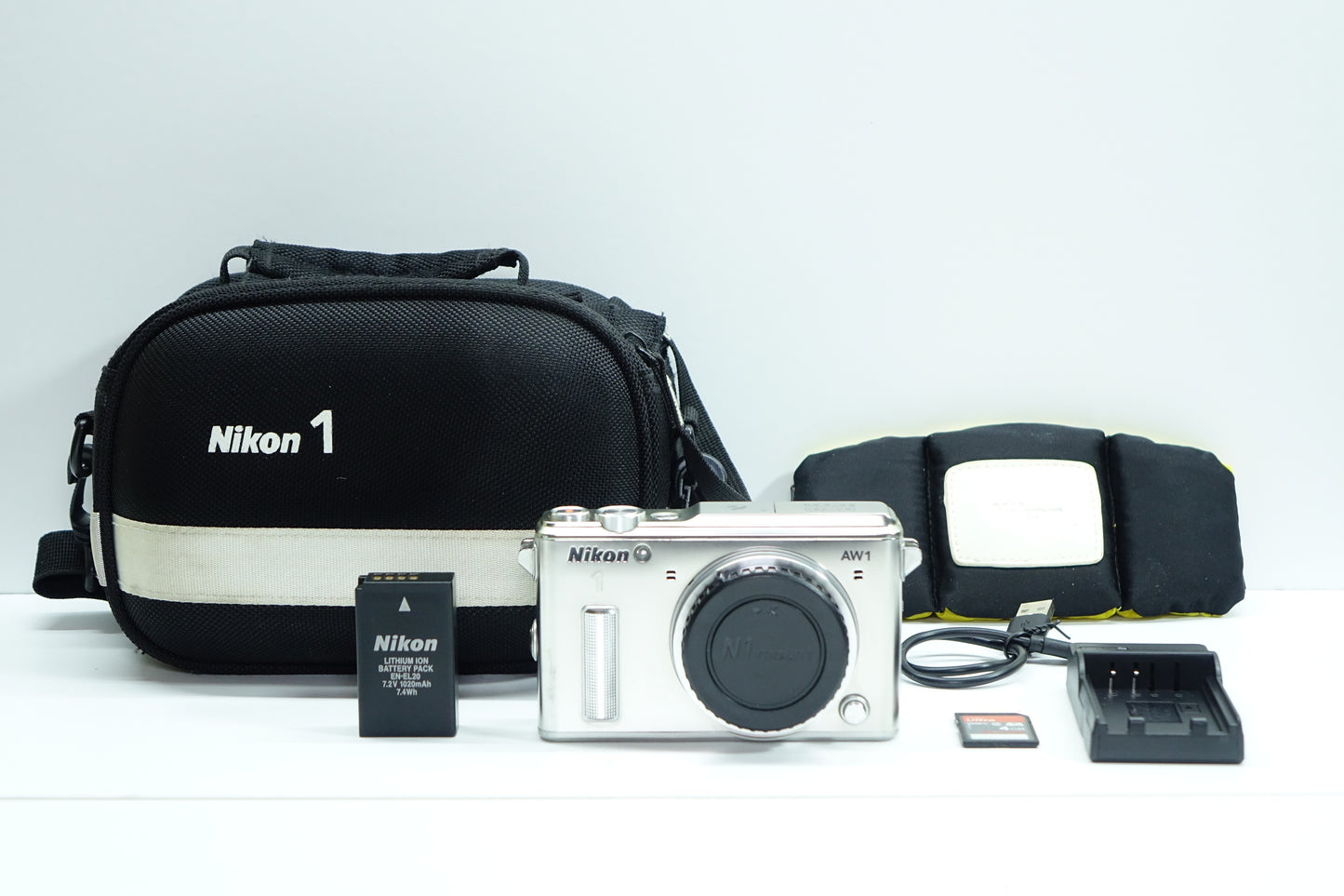 Nikon 1 AW1 Silver 14.2MP Mirrorless Waterproof Body + Borsa + SD 4GB - Garanzia 12 mesi