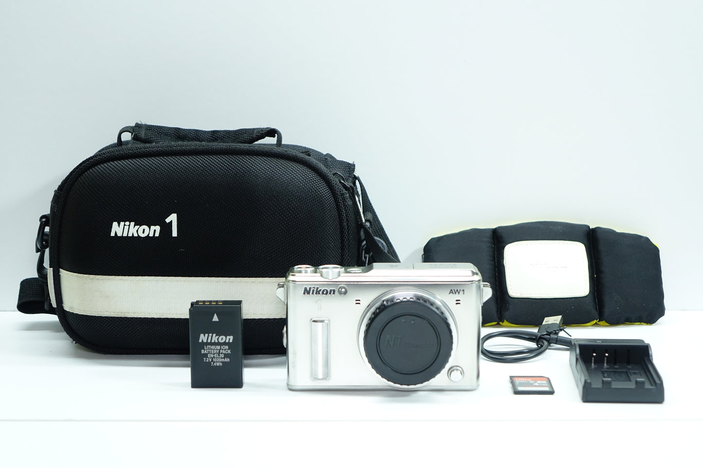 Nikon 1 AW1 Silver 14.2MP Mirrorless Waterproof Body + Borsa + SD 4GB - Garanzia 12 mesi