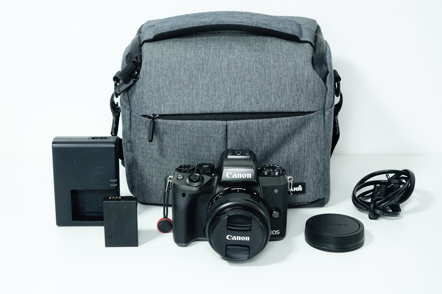 Canon EOS M5 24,2MP + Obiettivo EF-M 15-45mm IS STM + Borsa - Garanzia 12 mesi