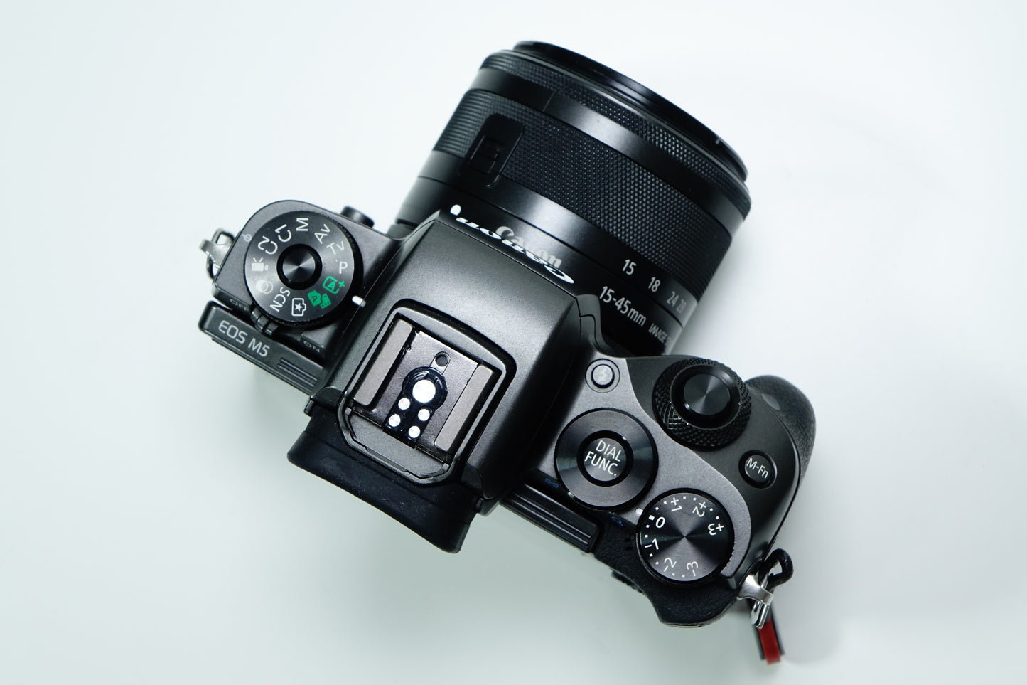 Canon EOS M5 24,2MP + Obiettivo EF-M 15-45mm IS STM + Borsa - Garanzia 12 mesi