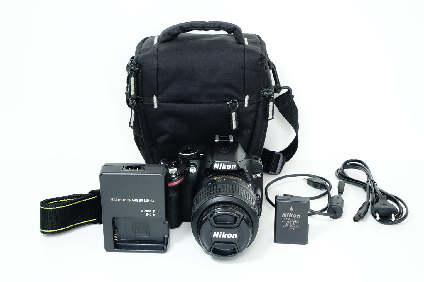 *LEGGI* Nikon D3200 + Obiettivo Nikkor 18-55mm G VR + BORSA - Garanzia 12 mesi