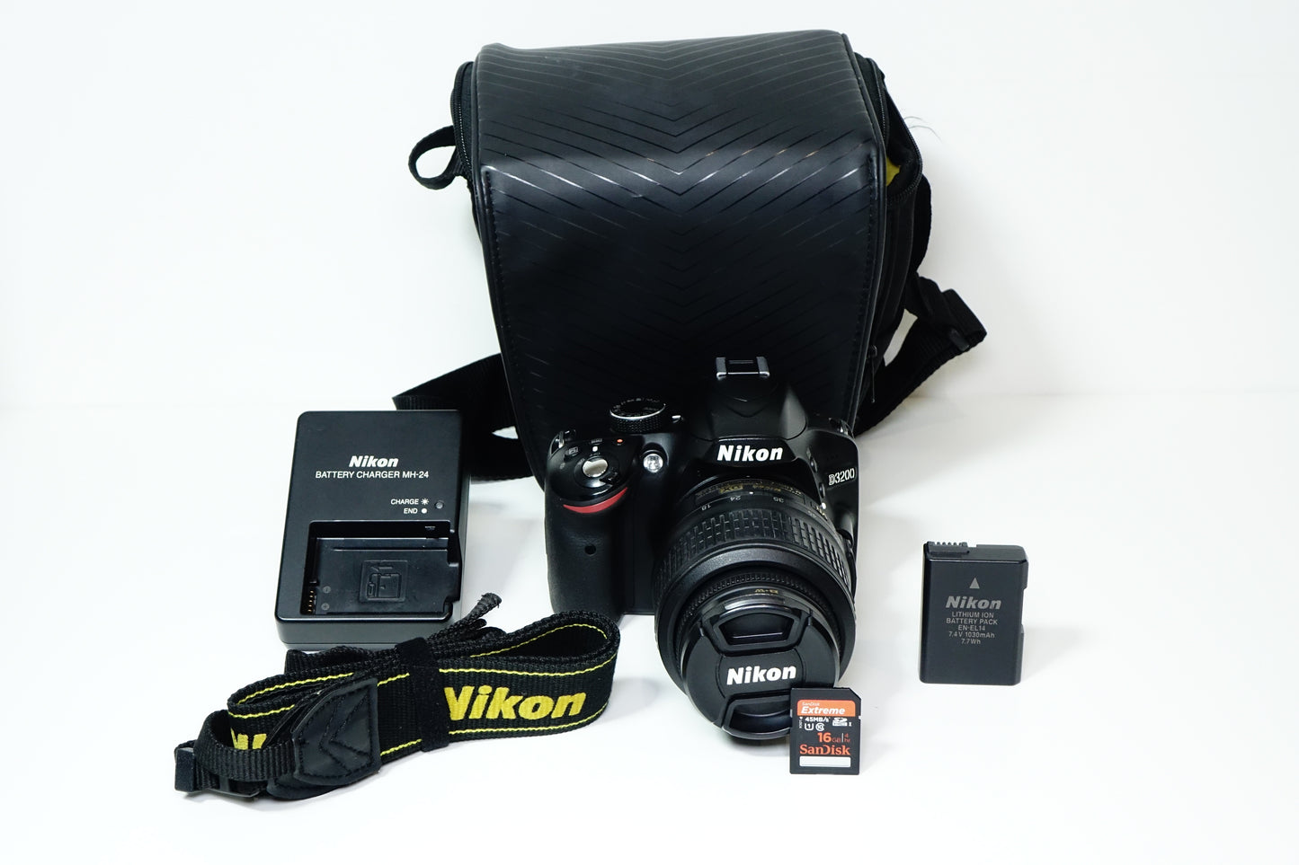 Nikon D3200 Obiettivo Nikkor DX 18-55mm G VR + BORSA, SD 16GB - Garanzia 12 mesi